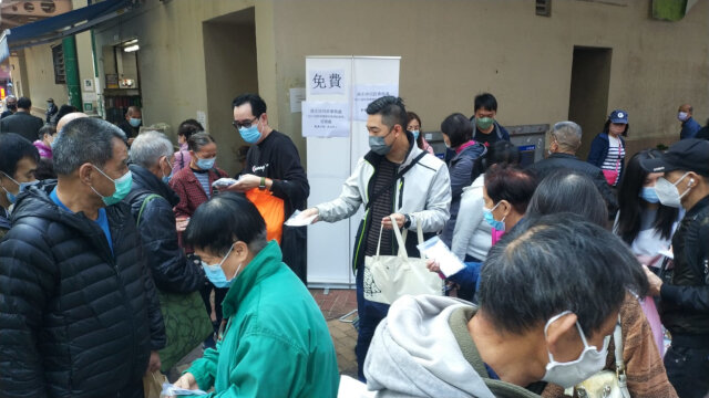 Sham Shui Po District Office distributes rapid test kits1