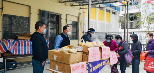 Sham Shui Po District Office helps distribute food donated by the Toi Shan Association1