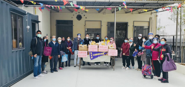 Sham Shui Po District Office helps distribute food donated by the Toi Shan Association2