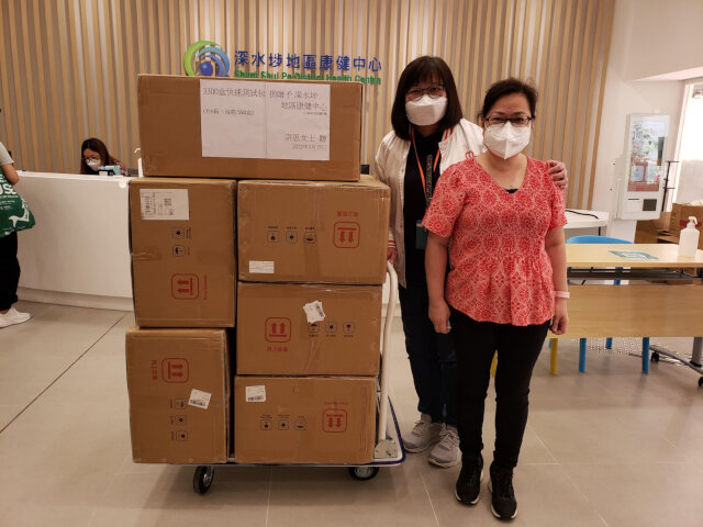 Sham Shui Po District Office distributes rapid test kits donated by benefactor