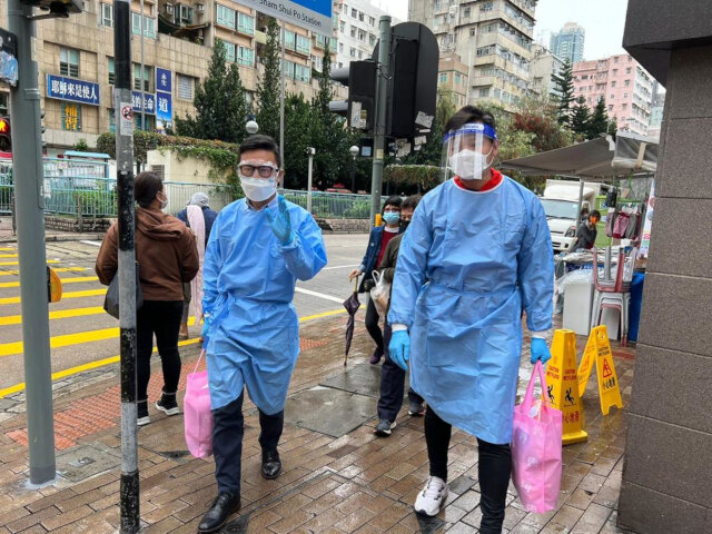 Sham Shui Po District Office jointly with Legislative Council member Hon Vincent Cheng Wing-shun and Hong Kong Lacrosse Association visit subdivided units and distribute rapid test kits and anti-epidemic items1