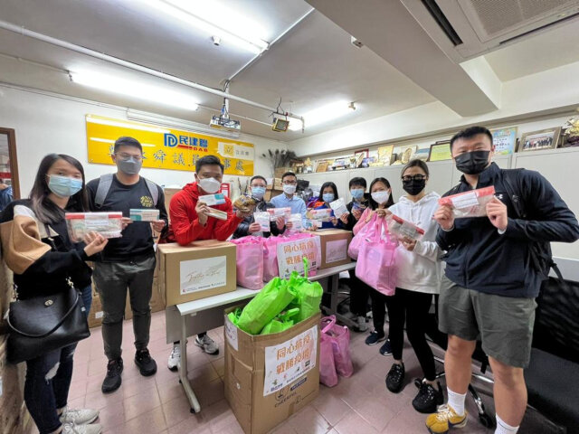 Sham Shui Po District Office jointly with Legislative Council member Hon Vincent Cheng Wing-shun and Hong Kong Lacrosse Association visit subdivided units and distribute rapid test kits and anti-epidemic items2