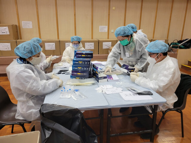 Sham Shui Po District Office in collaboration with district organisations for rapid test kits packing4