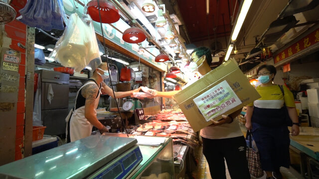 Tsuen Wan District Office distributes COVID-19 rapid test kits to shop owners in wet markets2
