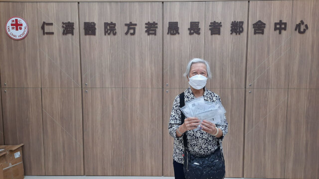 Tsuen Wan District Office distributes COVID-19 rapid test kits to Yan Chai Hospital1