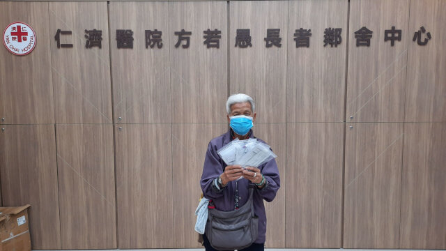 Tsuen Wan District Office distributes COVID-19 rapid test kits to Yan Chai Hospital2