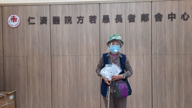 Tsuen Wan District Office distributes COVID-19 rapid test kits to Yan Chai Hospital3