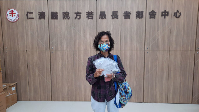 Tsuen Wan District Office distributes COVID-19 rapid test kits to Yan Chai Hospital4