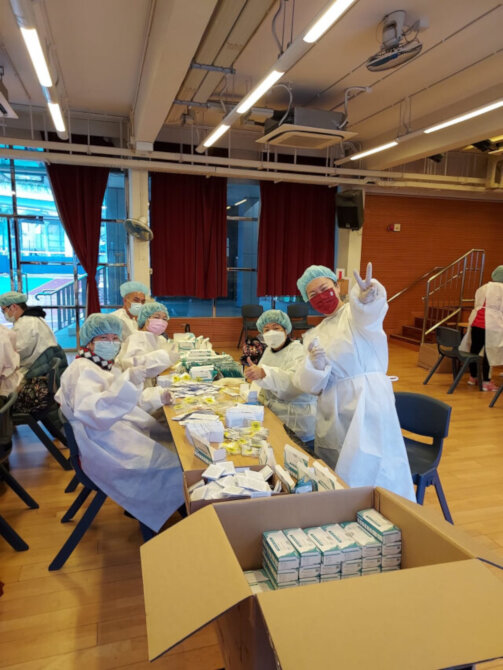 Tsuen Wan District Office together with local organisations packs COVID-19 rapid test kits2