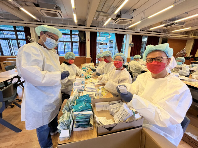 Tsuen Wan District Office together with local organisations packs COVID-19 rapid test kits4