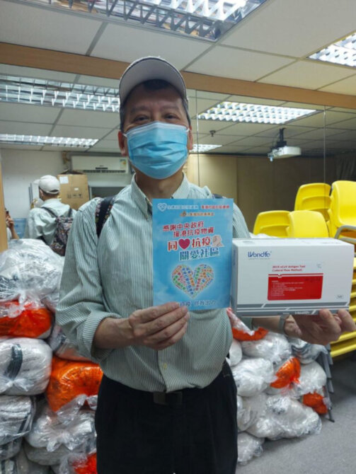 Tsuen Wan District Office distributes COVID-19 rapid test kits to new arrival families2