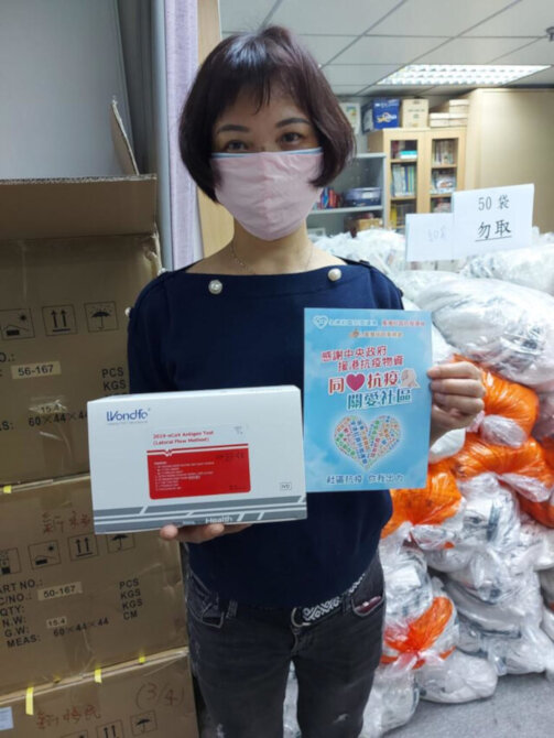 Tsuen Wan District Office distributes COVID-19 rapid test kits to new arrival families4