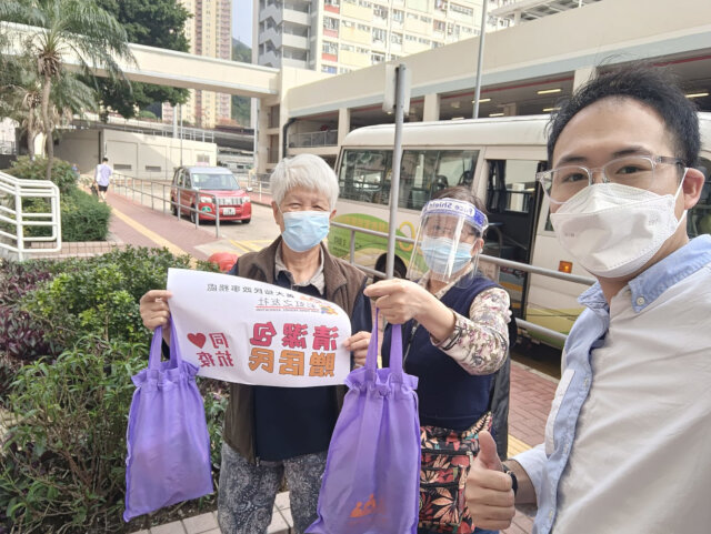 Distribution of cleaning packs to residents in Wong Tai Sin District by Wong Tai Sin District Office4