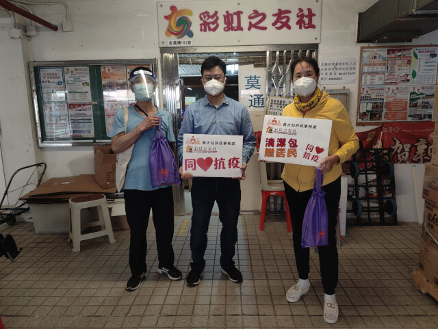 Distribution of cleaning packs to residents in Wong Tai Sin District by Wong Tai Sin District Office5