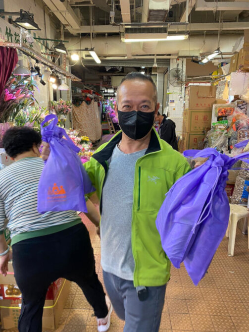 Distribution of cleaning packs to residents in Wong Tai Sin District by Wong Tai Sin District Office11
