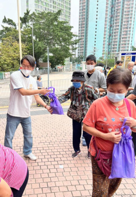 Distribution of cleaning packs to residents in Wong Tai Sin District by Wong Tai Sin District Office13