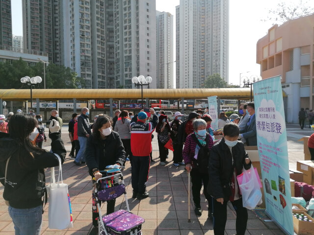 Tin Shui Wai South Area Committee and Yuen Long District Office jointly distributes cleansing packs in Tin Shui Wai South area1