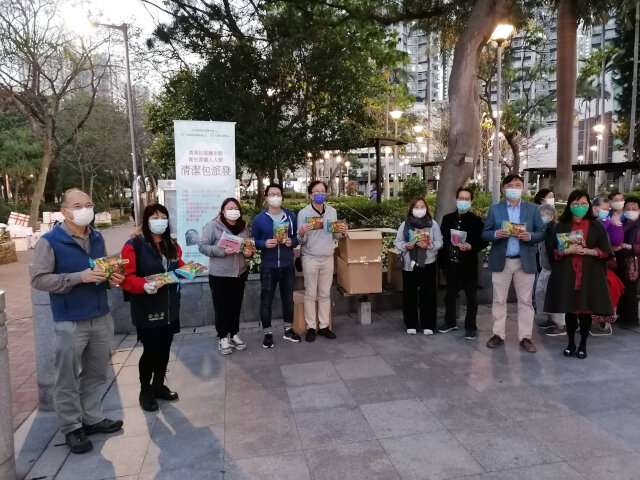 Tin Shui Wai South Area Committee and Yuen Long District Office jointly distributes cleansing packs in Tin Shui Wai South area2
