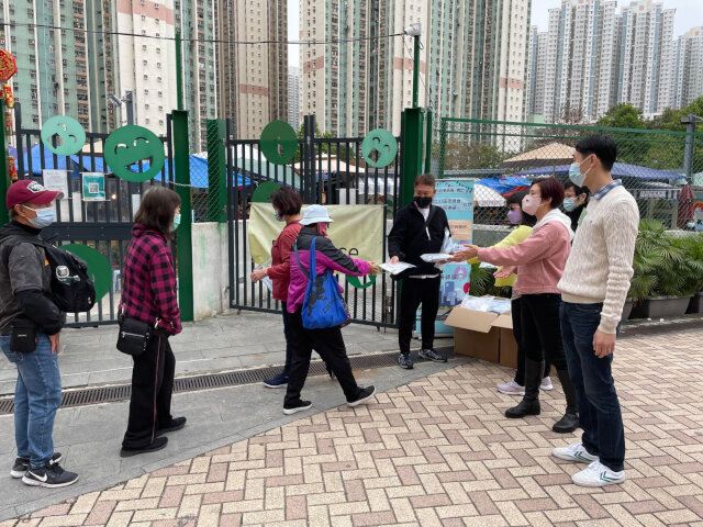 Yuen Long District Office distributes COVID-19 rapid test kits and face masks to local residents with Tin Shui Wai North Area Committee and Yuen Long Community Anti-Coronavirus Link1