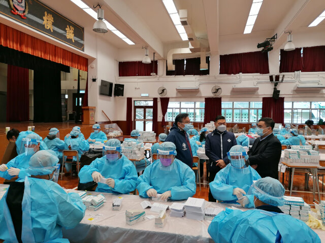 Yuen Long District Office arranges packing of rapid test kits by volunteers from major local organisations in Yuen Long2