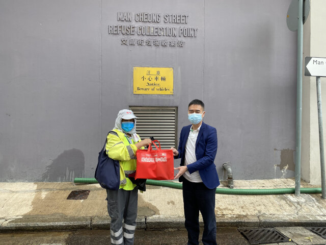 Yau Tsim Mong District Office sends anti-epidemic supplies to frontline ethnic minority cleaners