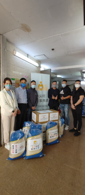 Yau Tsim Mong District Office distributes rapid test kits and packs of rice to residents (including subdivided flat residents), property management staff and cleansing workers of a building with positive sewage testing results