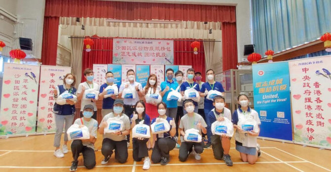 Sha Tin District Office mobilised young volunteers to distribute anti-epidemic service bags at distribution point in the district1