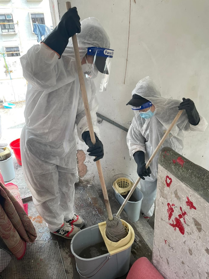 Cleansing workers cleanse the common parts of buildings with confirmed cases of COVID-19