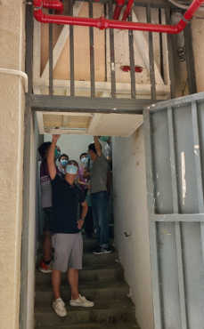 District Officer (Yau Tsim Mong) (front left) and representatives of other buildings’ OCs examined the midway water tank of Ying May Building